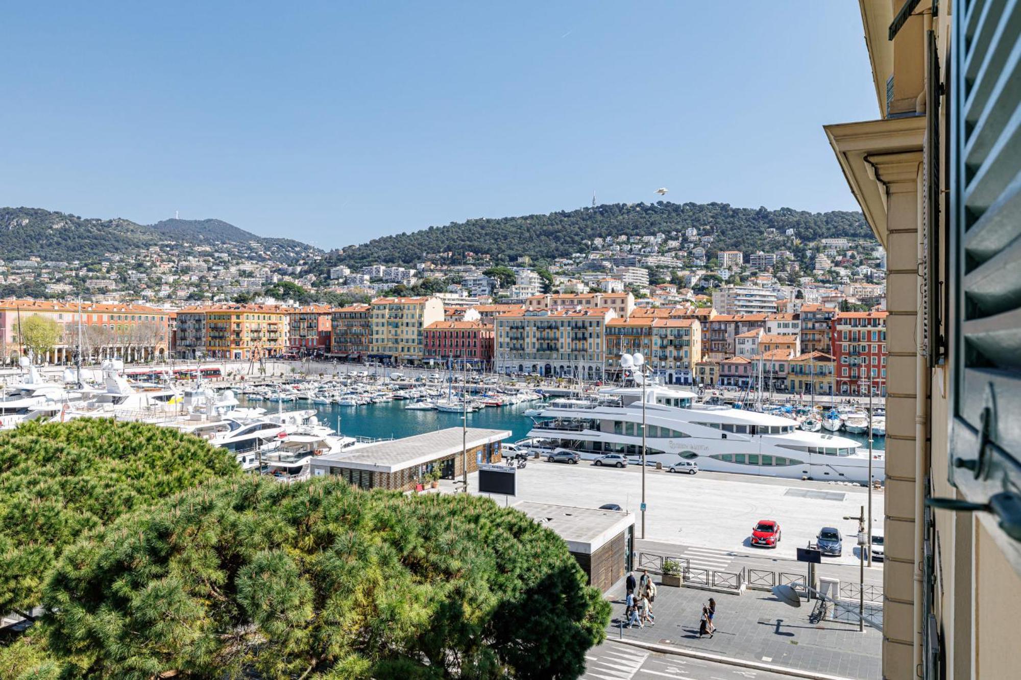 Douane - 2 Bedroom In Front Of The Port *